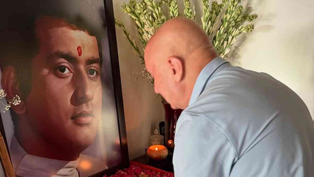 What did Anupam Kher say to Manoj Kumar's family